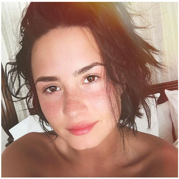 Demi Lovato postou em seu Instagram foto em que aparece com o rosto completamente sem maquiagem, mostrando as sardas na maçã do rosto e no nariz
