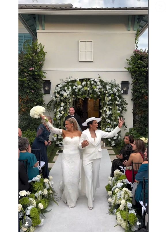 O casamento aconteceu ao ar livre e chamou atenção pelos detalhes delicados e pela decoração repleta de flores, como mostram os registros divulgados nas redes sociais pela decoradora responsável pelo evento