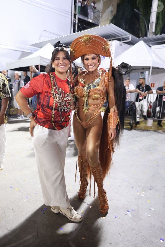 Flávia Alessandra contou com o apoio da filha, Giulia Costa, para cruzar a Sapucaí pelo Salgueiro