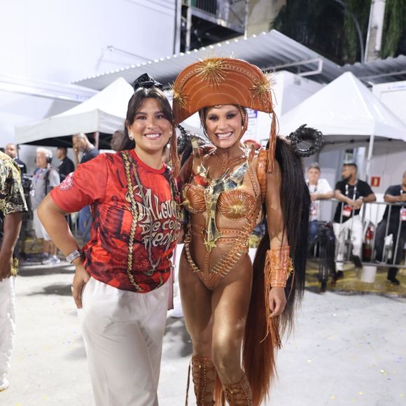 Flávia Alessandra contou com o apoio da filha, Giulia Costa, para cruzar a Sapucaí pelo Salgueiro