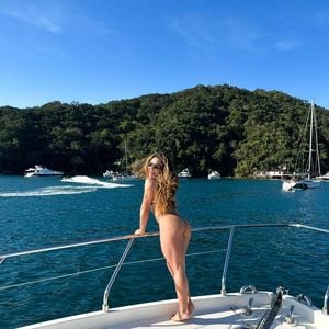 O corpo sarado de Fabíola de Andrade chama atenção.