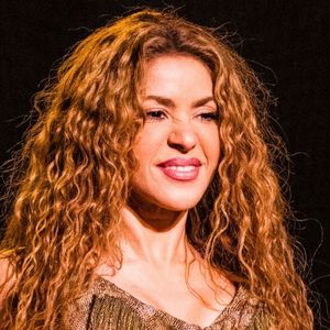 O segredo do cabelo ondulado e volumoso de Shakira: produto de beleza da colombiana vende no Brasil e custa menos de R$ 100