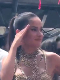 'Ei, Sarah, vai tomar no c*': a reação HILÁRIA de Juliette ao ouvir coro polêmico contra ex-BBB 26 no Bloco da Anitta; assista