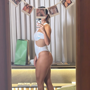 Neste sábado (17) Ivete Sangalo posou com um maiô ultracavado que valorizou seu corpo, em especial o bumbum torneado