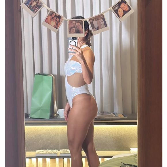 Neste sábado (17) Ivete Sangalo posou com um maiô ultracavado que valorizou seu corpo, em especial o bumbum torneado