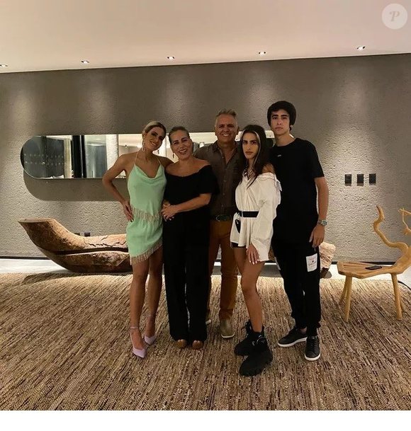 Glória Pires possui três imóveis de luxo em regiões estratégicas do Brasil, incluindo uma vila pé na areia em São Miguel dos Milagres, uma mansão cercada pelo mar em Angra dos Reis e uma casa sofisticada de dois andares em Brasília