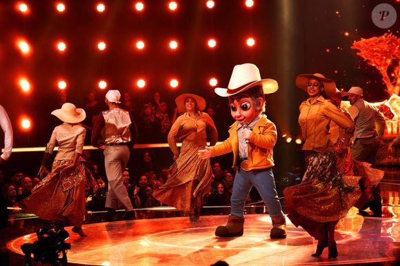 'The Masked Singer Brasil': Marcos, dupla de Belutti, cantou 'Admirável Gado Novo', tema da novela 'O Rei do Gado'