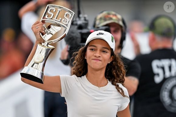 Hoje aos 18 anos, Rayssa Leal tem apoiado ONGs do Nordeste que apoiam e dão suporte à crianças que são apaixonadas pelo skate
