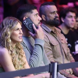 Lívia Andrade acompanhou luta acompanhada do affair, o lutador de MMA Alex 'Poatan' Pereira