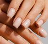 Qual cor devo usar nas unhas curtas para o Outono? Vale apostar nos esmaltes beges cremosos, transmitindo delicadeza e sofisticação por onde você passar.