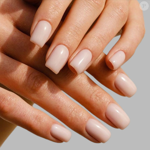 Qual cor devo usar nas unhas curtas para o Outono? Vale apostar nos esmaltes beges cremosos, transmitindo delicadeza e sofisticação por onde você passar.