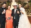 Thiago Bertoldo e Geórgia Fröhlich, ao lado dos padrinhos Milionário e a filha Joana, na Paróquia Nossa Senhora do Brasil, em São Paulo.