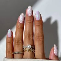 Unha cromada: 15 fotos de art nails brancas e com acabamento espelhado para apostar neste inverno