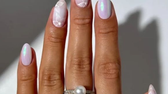 Unha cromada: 15 fotos de art nails brancas e com acabamento espelhado para apostar neste inverno