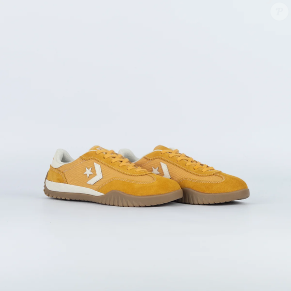 Com estética casual e toque esportivo, o novo modelo da Converse combina facilmente com jeans largos, bermudas e até vestidos, trazendo um ar mais jovem e estiloso para o visual