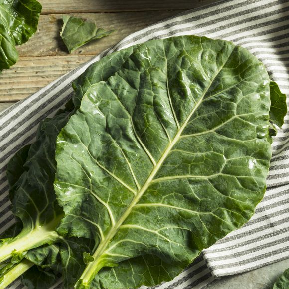 Rica em antioxidantes e clorofila, que combatem os radicais livres, a couve previne o envelhecimento precoce e reduz o risco de doenças crônicas