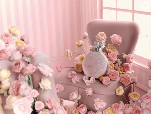 Perfume Floratta Rose Bouquet de O Boticário apresenta uma fragrância delicada com notas de rosa, flor de lótus e íris, perfeito para usar durante o dia.