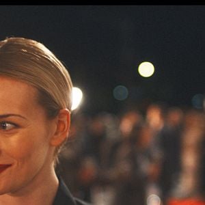 Peças de Calvin Klein, Prada e Valentino ajudam a recriar o estilo icônico de Carolyn Bessette na nova série do Disney+