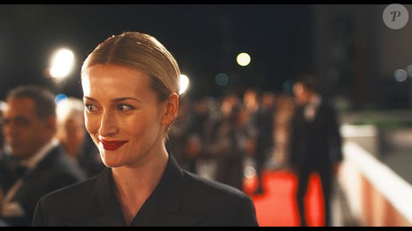 Peças de Calvin Klein, Prada e Valentino ajudam a recriar o estilo icônico de Carolyn Bessette na nova série do Disney+