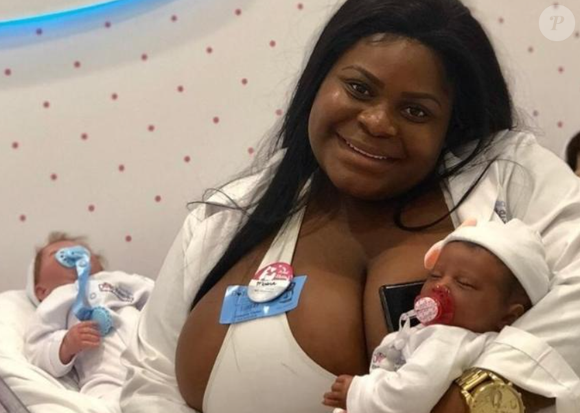 Jojo Todynho também já apareceu com uma boneca reborn.