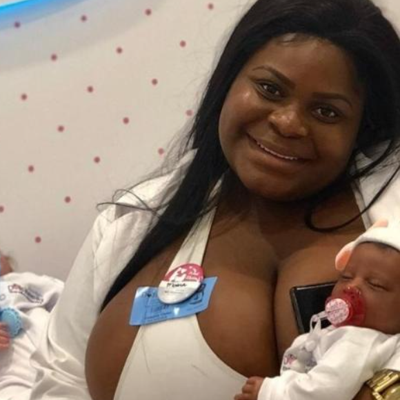 Jojo Todynho também já apareceu com uma boneca reborn.
