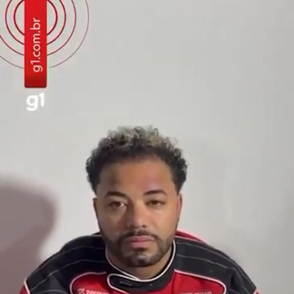 Hytalo Santos vestia uma jaqueta estampada com a logo da plataforma de jogos de azar ZeroUm