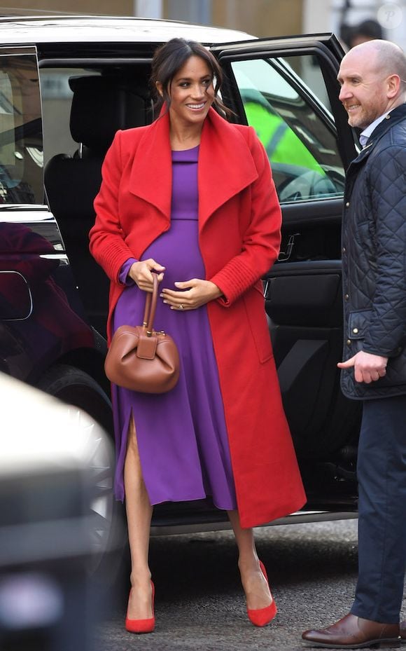 Meghan Markle já usou a combinação 'tomato grape', que une tons de vermelho intenso e roxo profundo e ganhou espaço nas passarelas de marcas como Prada, Celine, Chloé e Valentino. Segundo a Harper's Bazaar, a dupla segue forte no outono/inverno 2026