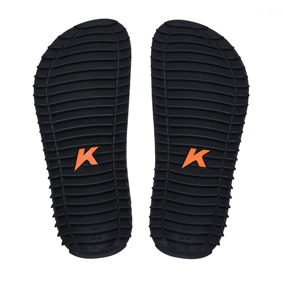 O modelo da Kenner conta com solado preto de design tratorado e antiderrapante, produzido em borracha vulcanizada, característica que acompanha a proposta esportiva da sandália inspirada no Vasco da Gama