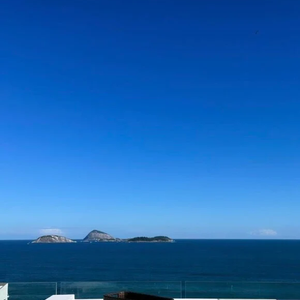 No aniversário de Bruna Marquezine, detalhes da cobertura onde Shawn Mendes está hospedado voltaram a chamar atenção. Segundo o Jornal O Globo, o triplex na Zona Sul do Rio oferece vista panorâmica de 360 graus para o mar, piscina de borda infinita e ambientes distribuídos em três pavimentos