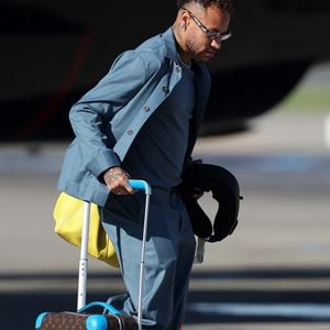 Antes da bola rolar na Copa do Mundo de 2026, quem roubou a cena foi o uniforme de viagem da Seleção Brasileira. O conjunto cinza usado pelos atletas se transformou em um fenômeno nas redes sociais