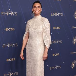 Caroline Ribeiro no tapete vermelho do Emmy 2025