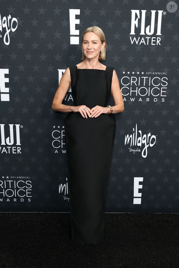 Naomi Watts usando Prada personalizado no Critics Choice Awards 2025