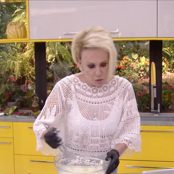 Basta bater, na mão, todos os ingredientes listados na receita