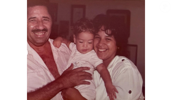 Julia Almeida com o seu avô materno e sua mãe