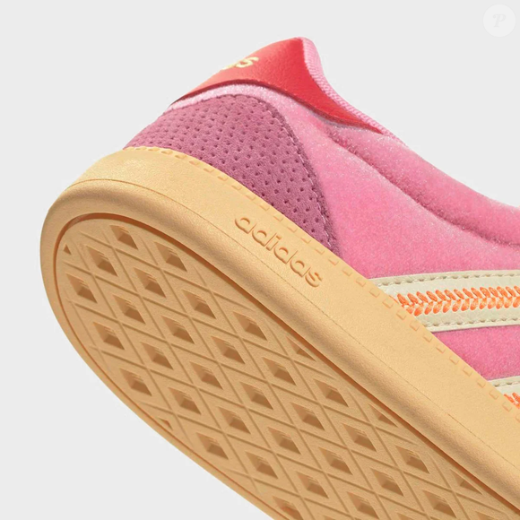 O impacto visual que fez o rosa conquistar espaço nos gramados da Copa do Mundo de 2026 também chegou às ruas. Por menos de R$ 250, o Adidas Breaknet Sleek Rosa transforma looks simples em combinações modernas, confortáveis e cheias de personalidade