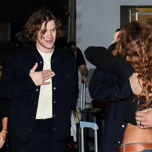 Amor de ouro! Medalhista olímpico, Lucas Pinheiro Braathen ganha carinho de Isadora Cruz em chegada ao Brasil; atriz usa aerolook com jeans de cintura baixa