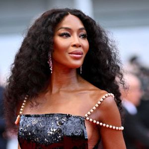 Segundo especialistas, Naomi Campbell segue cuidados diários com o corpo e beleza por meio de dieta e exercícios