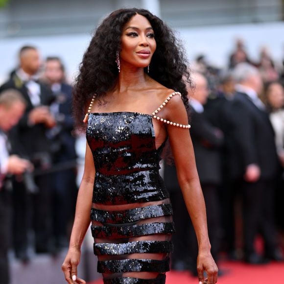 Segundo especialistas, Naomi Campbell segue cuidados diários com o corpo e beleza por meio de dieta e exercícios