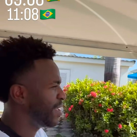 Virgínia Fonseca compartilhou nos Stories uma cena inusitada com Vini Jr. dirigindo um carrinho de golfe durante a viagem do casal à Jamaica