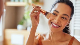 Pincel ou esponja? Saiba quando usar cada um e conheça opções que merecem estar na sua necessaire