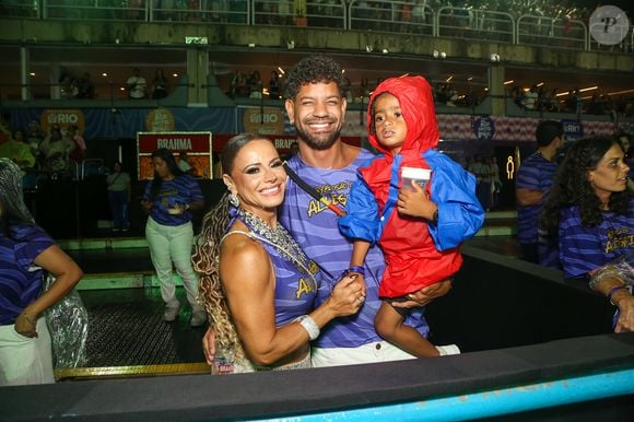 Antes de desfilar pelo Salgueiro, Viviane Araújo posou em família com um abadá