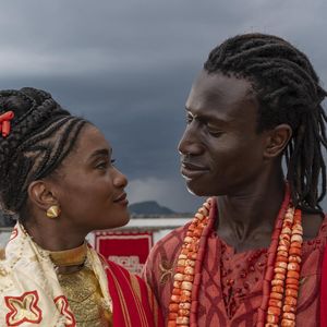 Rei Cayman II (Welket Bungué) e Rainha Niara (Erika Januza) lideram o reinado de Batanga na novela 'A Nobreza do Amor'