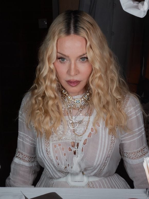 O vestido branco usado por Madonna no aniversário reuniu referências vintage, boho-românticas e artesanais, enquanto as correntes, pérolas e crucifixos trouxeram a assinatura fashion da cantora.