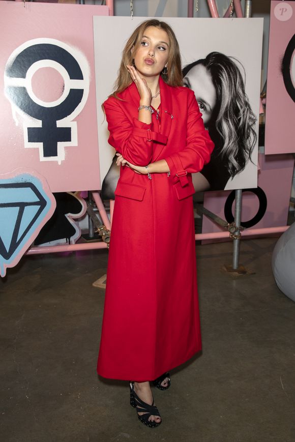 Com a chegada da maioridade, Millie Bobby Brown investiu em peças clássicas, como blazer
