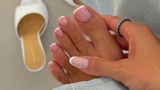 Desculpem, fãs de unhas impecáveis, mas essa cor é a mais popular para pedicures o ano todo