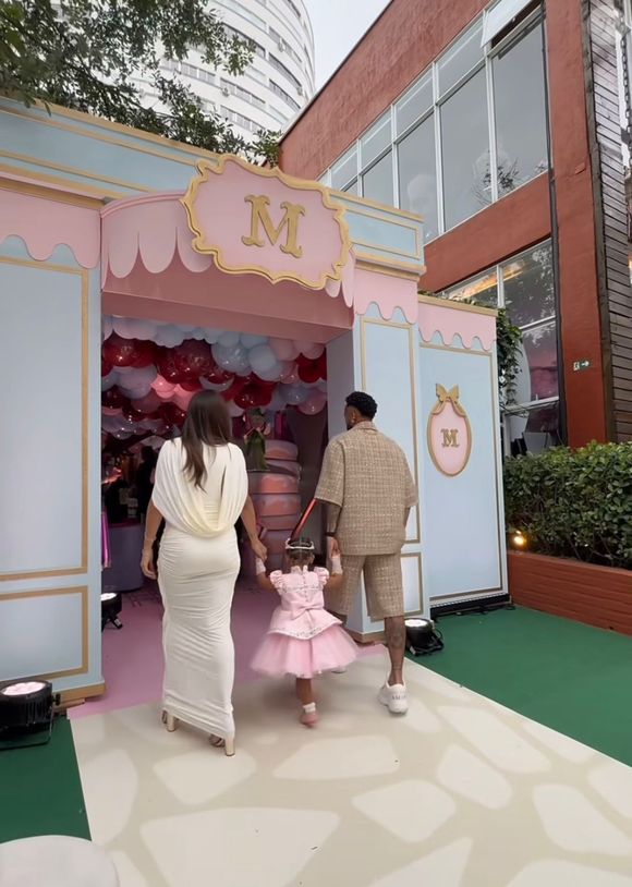 Festa de Mavie, filha de Neymar e Bruna Biancardi, reúne bolo de 5 andares e decoração com 10 mil balões