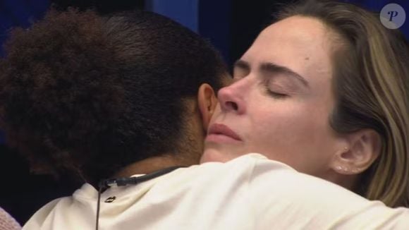 Provérbio chinês diz que dinheiro e oferece ajuda passageira, ao contrário de quando se apoia alguém - na foto, Ana Paula Renault ganha conforto de Milena após descobrir morte do pai no 'BBB26'