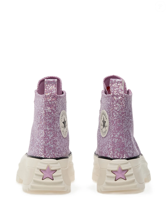 Outro detalhe que chama atenção é a inserção de borracha com estrela rosa no calcanhar, assinatura clássica da linha Run Star Hike, que adiciona contraste delicado ao modelo.