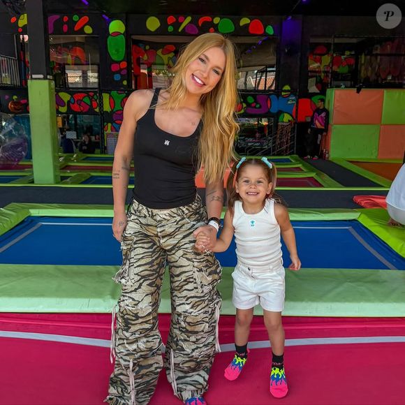 Virgínia Fonseca puxou um coro em homenagem à filha - foi nessa hora que Leonardo teve a polêmica reação