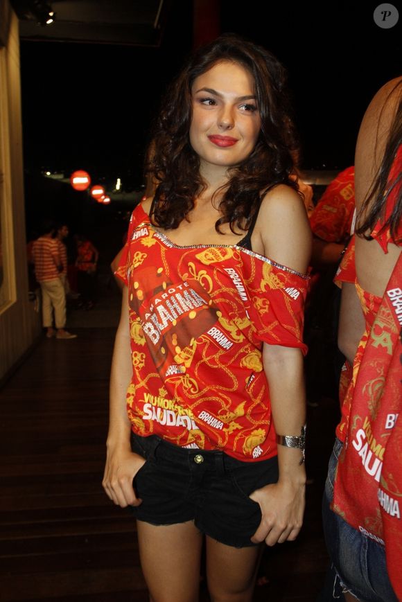 2011: curtindo um camarote no Carnaval, Isis Valverde valorizou sua beleza com um batom destacado